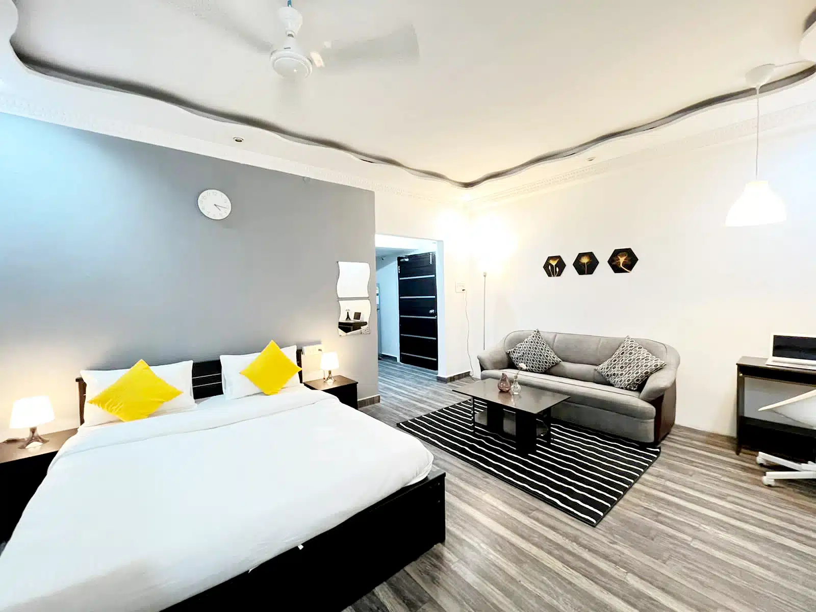 Bedroom, studio service apartment with bathtub (Jubilee hills)