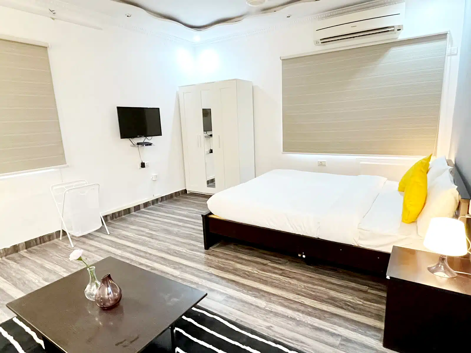 Back side view, studio service apartment with bathtub (Jubilee hills)