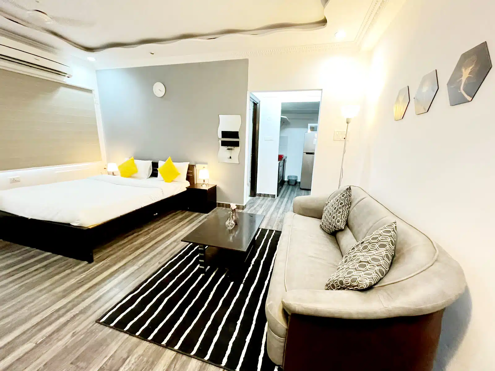 Side view of Bedroom, studio service apartment with bathtub (Jubilee hills)